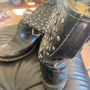 Frye Jenna size 8.5 women’s distressed short studded moto boot on